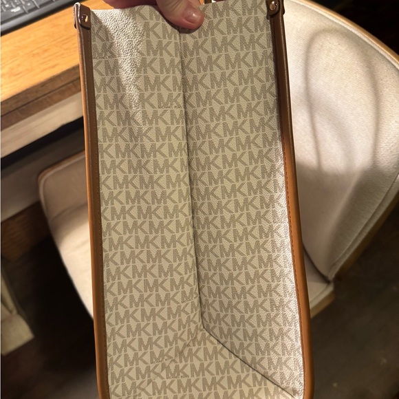 Michael Kors Logo Extra Large Tote Bag - Picture 10 of 12